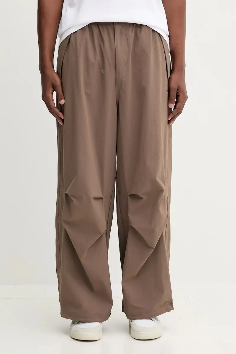 adidas Originals pantaloni Ess Parachute uomo colore marrone JW1087