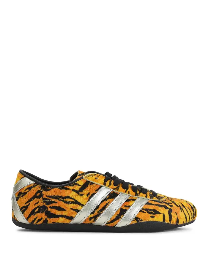 Sneakers di Tokyo Oro