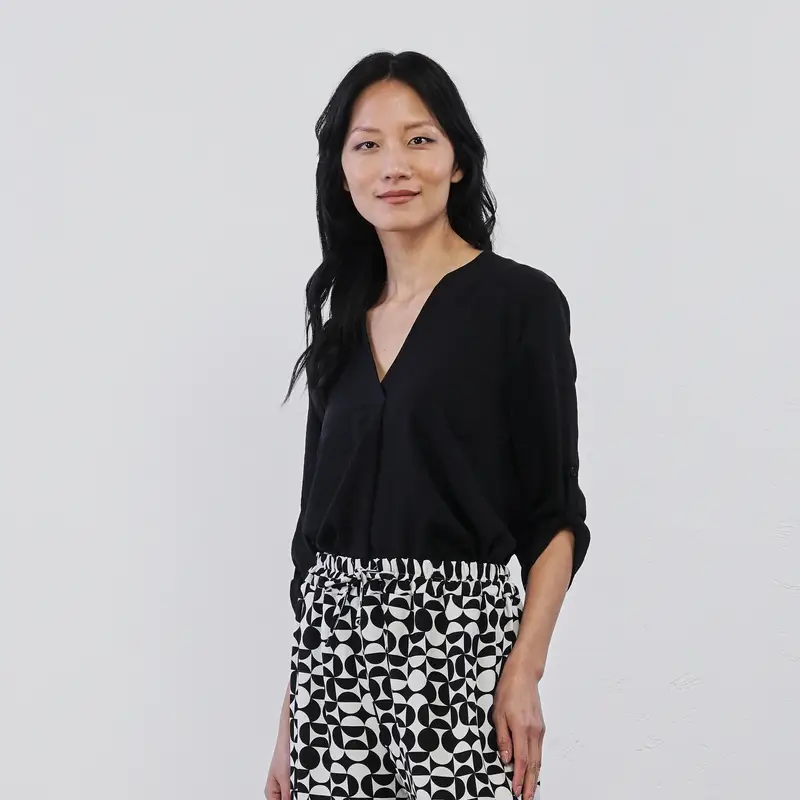 ALESYA Blusa nera da donna con scollo a V e maniche con bottone