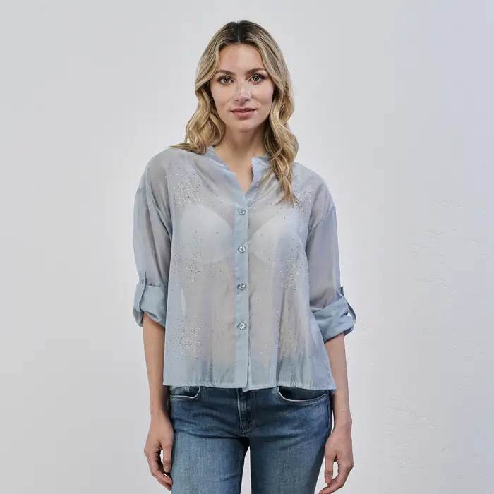 Camicia azzurra da donna in tessuto effetto trasparenza con strass