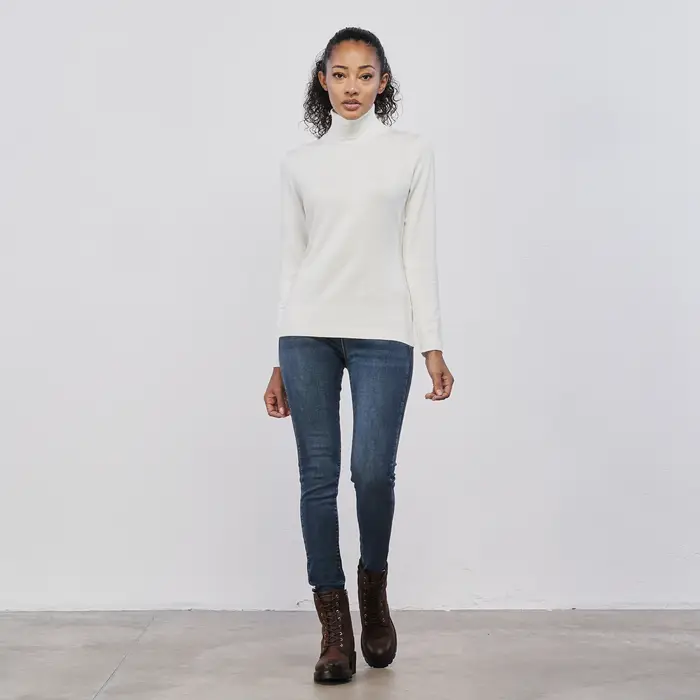 ALESYA Jeans blu da donna con dettaglio strass sull orlo