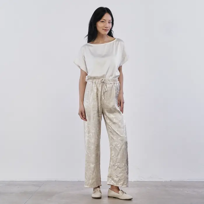 Pantaloni lunghi ampi beige Alesya da donna in tessuto lucido con fantasia floreale