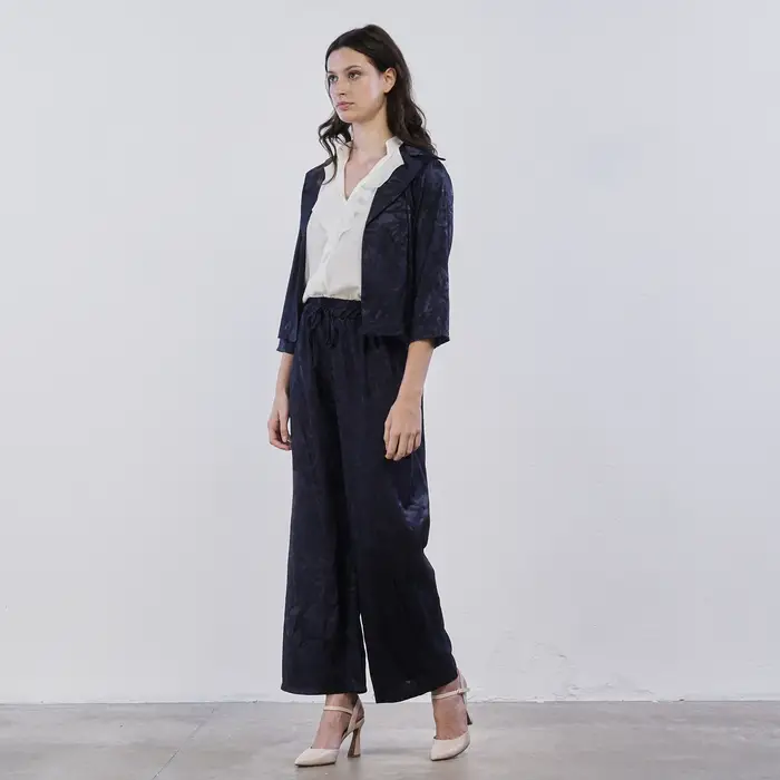 Pantaloni lunghi ampi blu Alesya da donna in tessuto lucido con fantasia floreale