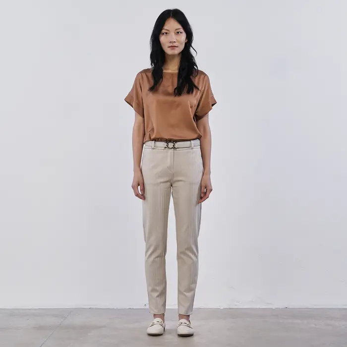 Pantaloni lunghi beige Alesya da donna con micro fantasia a righe e cintura