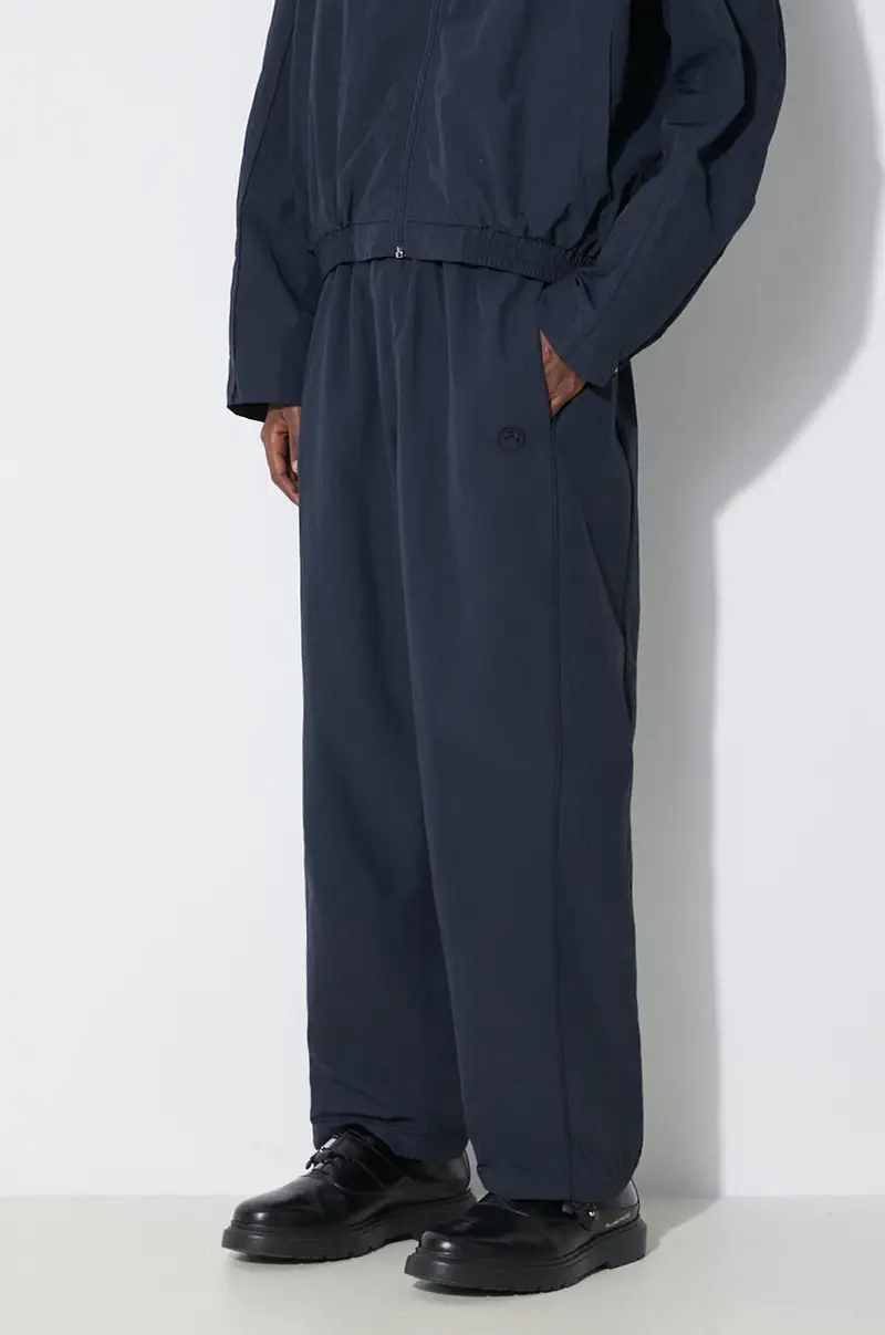 Ambush pantaloni Nylon Track Pants uomo colore blu navy BMCJ002S24FAB