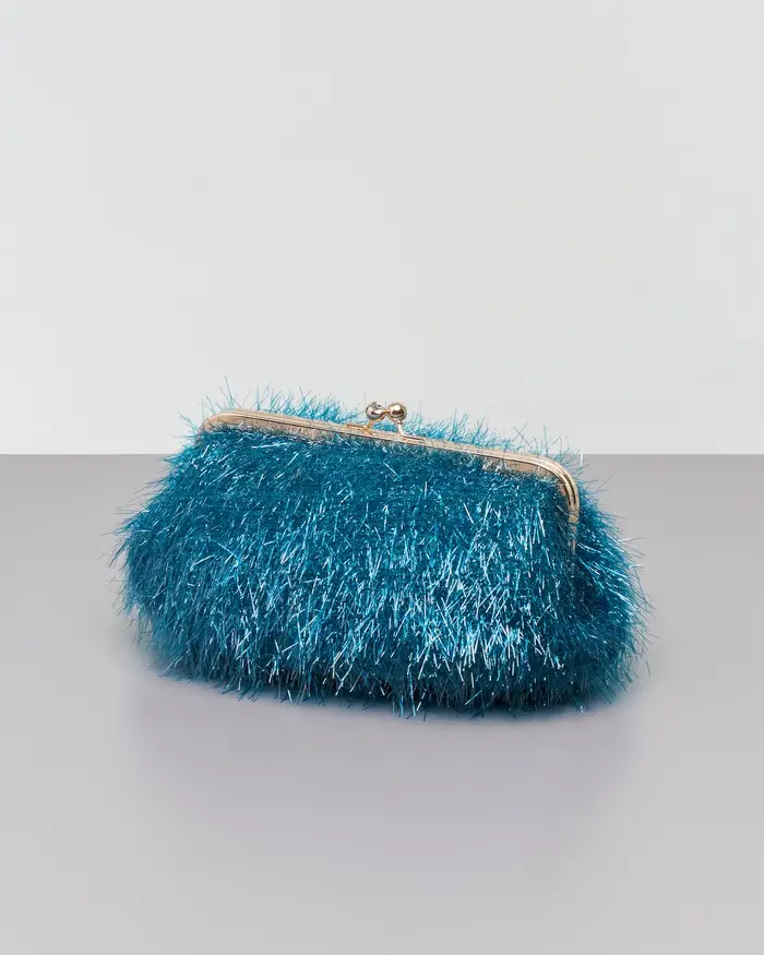 Pochette color ottanio in tessuto intrecciato con pagliuzze applicate all over tono su tono