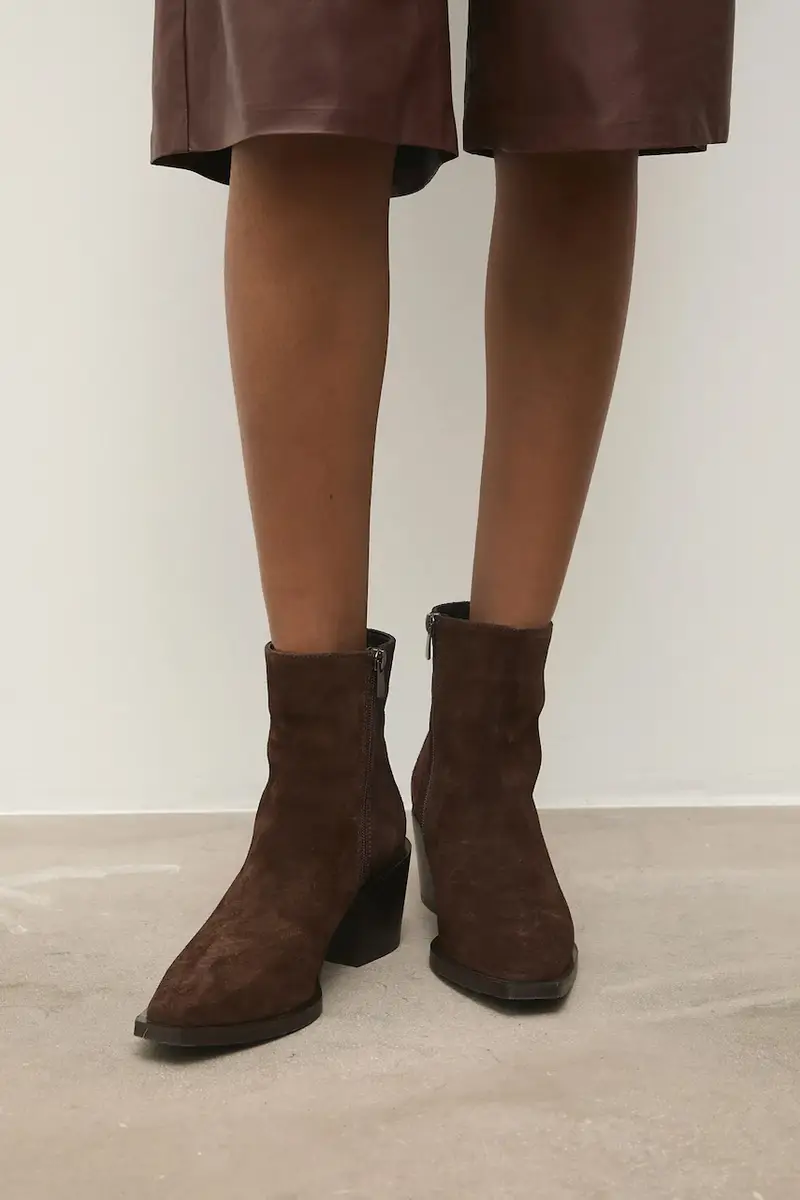 Answear.LAB stivaletti alla caviglia in camoscio colore marrone