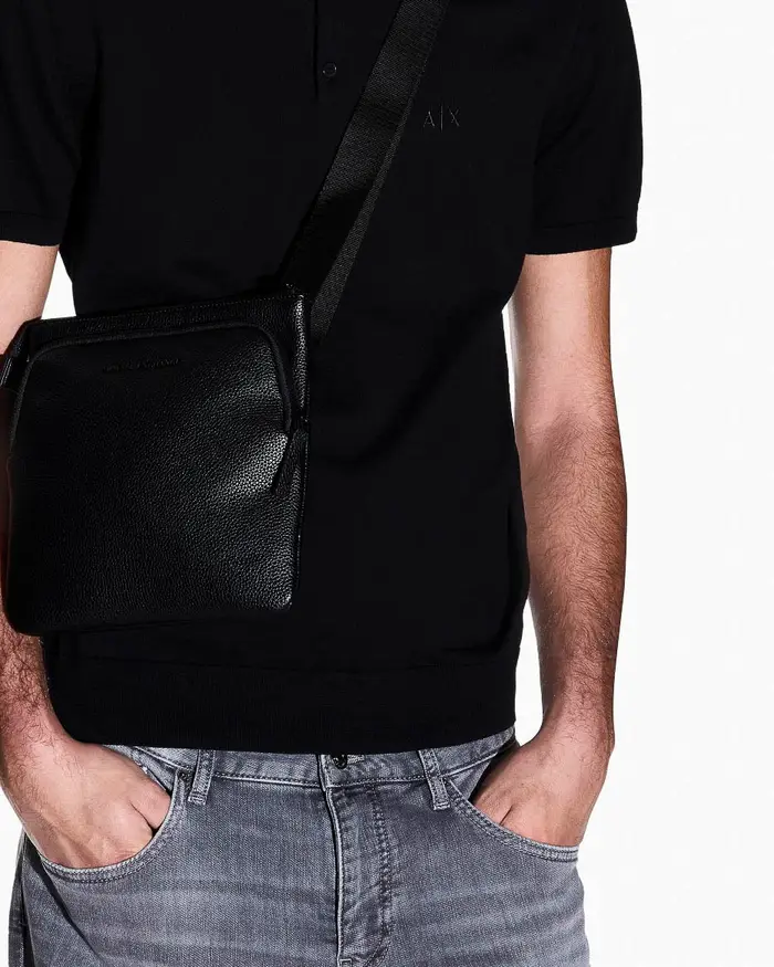 Borsa a tracolla Armani Exchange nera in similpelle martellata con logo