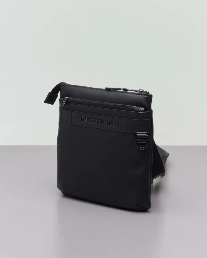 Borsa a tracolla piatta Armani Exchange nera in similpelle con logo frontale in metallo e tracolla spessa