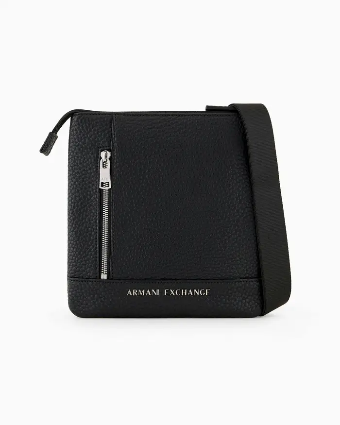 Borsa a tracolla piatta nera Armani Exchange in similpelle martellata con logo scritta in metallo
