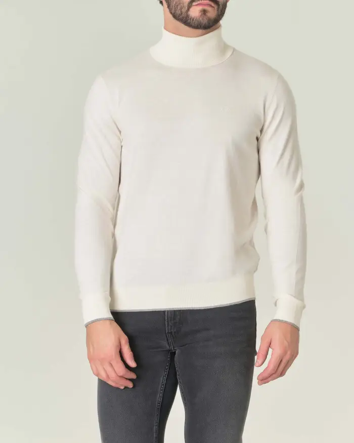 Dolcevita bianco in cotone e cashmere con logo ricamato sul petto