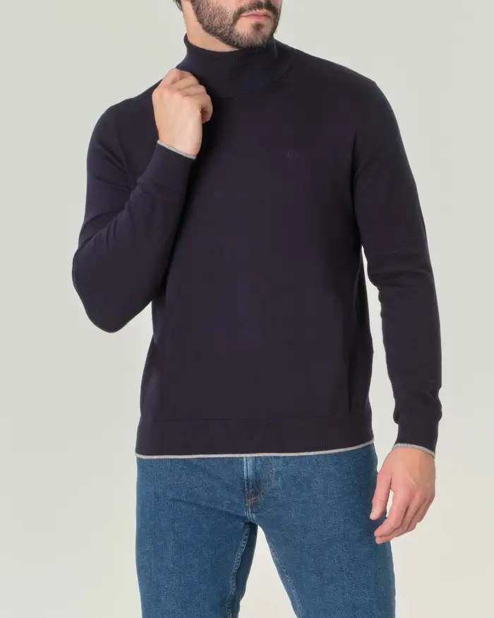 Dolcevita blu in cotone e cashmere con logo ricamato sul petto