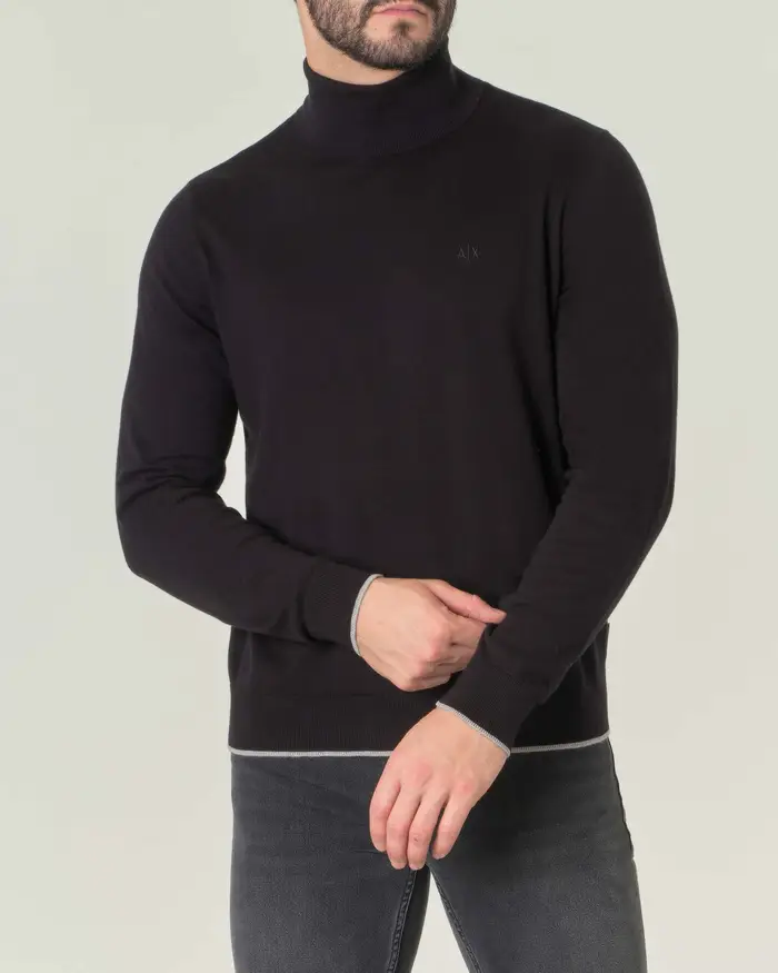 Dolcevita nero in cotone e cashmere con logo ricamato sul petto