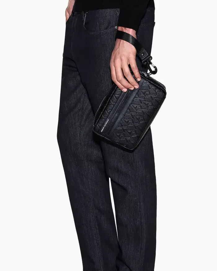 Pochette Armani Exchange nera in similpelle con logo monogramma