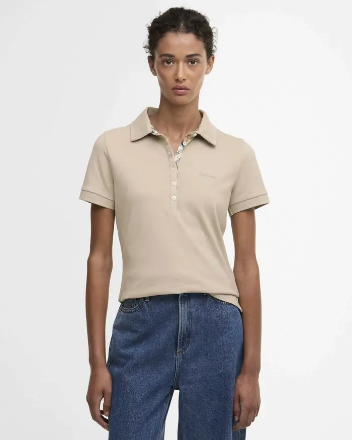 Barbour Polo beige Portsdown in piquè di cotone stretch con scritta logo blu ricamata sul petto