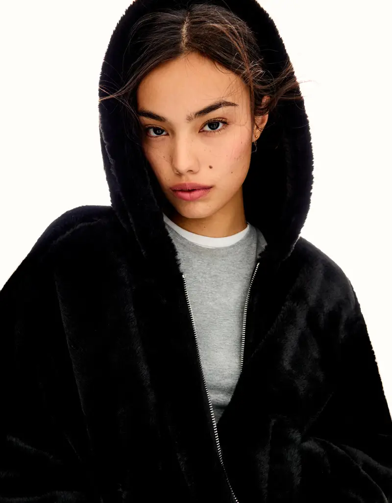 Bershka Giubbotto In Pelliccia Sintetica Con Cappuccio Donna Nero