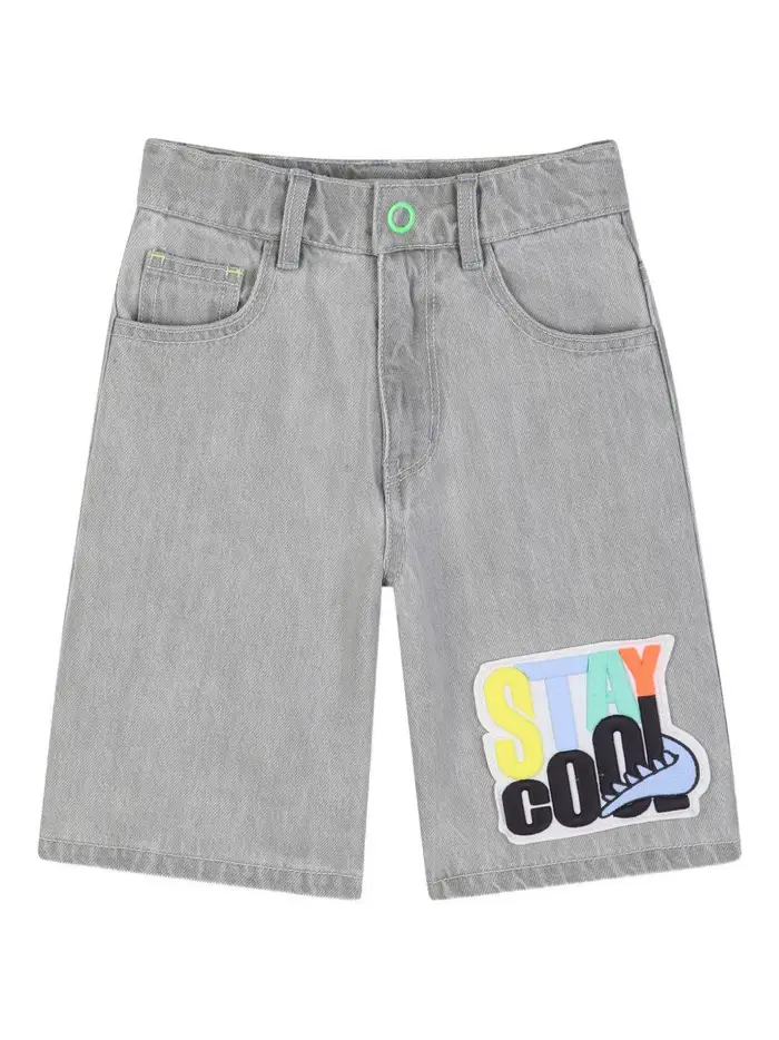 Bermuda in denim con patch colorata
