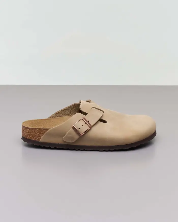 Sabot Boston Birkenstock in pelle oliata color sabbia con fascetta laterale e fibbia tono su tono con logo