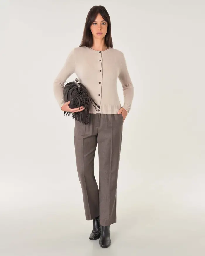 Cardigan beige in puro cashmere con scollo tondo e chiusura a bottoni