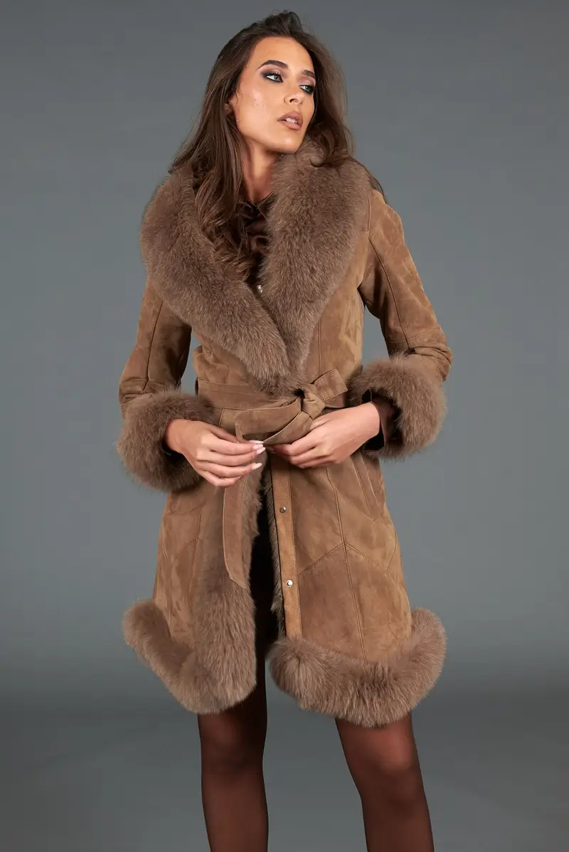 D'Arienzo Cappotto in montone scamosciato colore fango con collo in volpe, Seleziona, Colore Fango