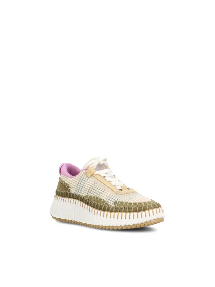 Sneakers realizzate in materiali riciclati