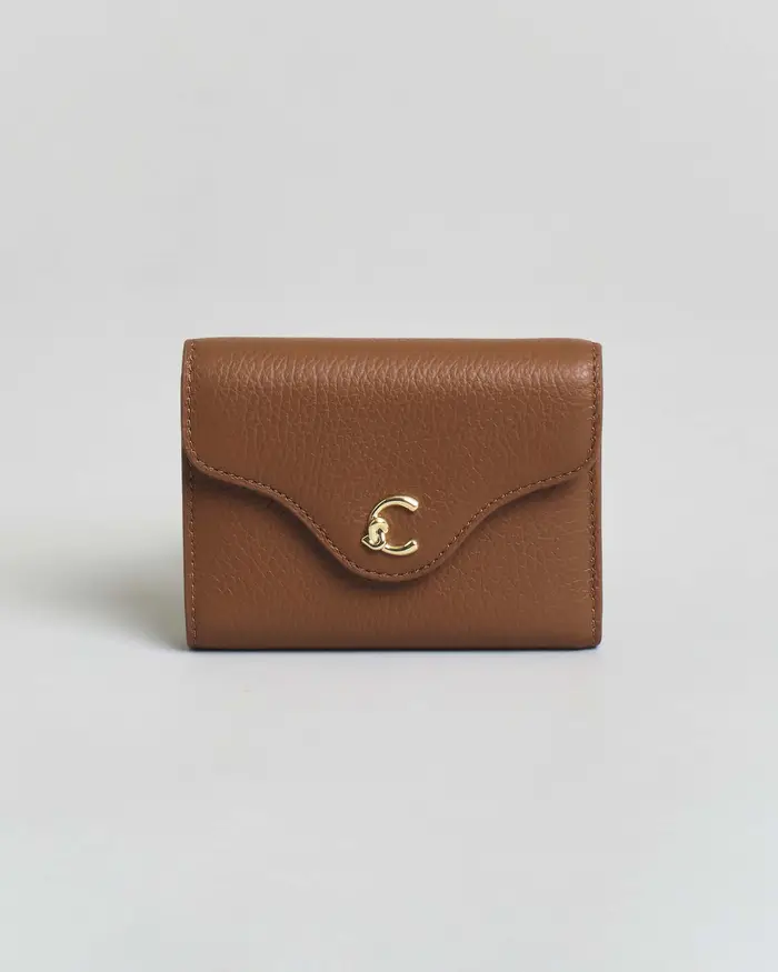 Coccinelle Portafoglio C-ME Small color cognac in pelle martellata con patta e fibbia C dorata
