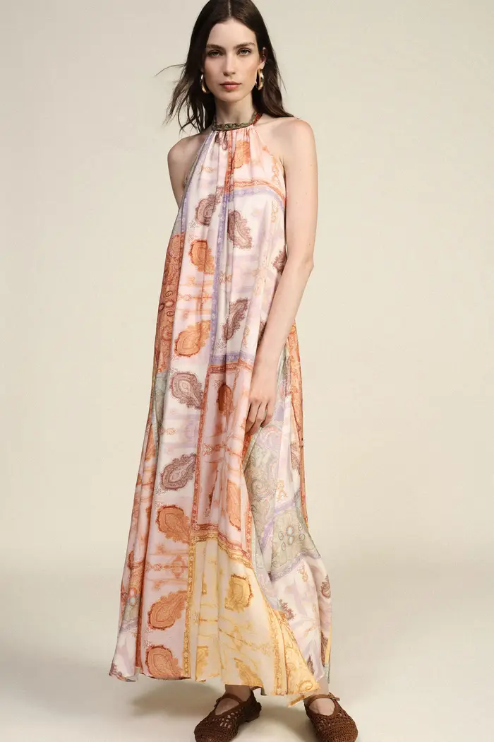 Abito lungo stampa paisley con scollo all americana