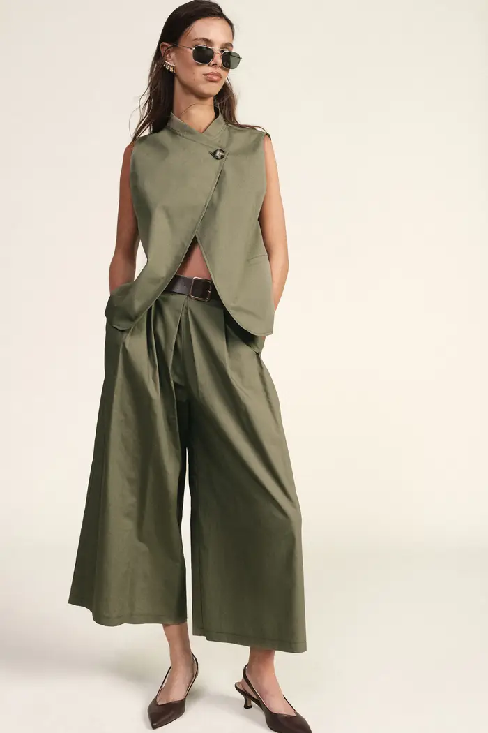 Pantaloni palazzo ampi con cintura a fibbia