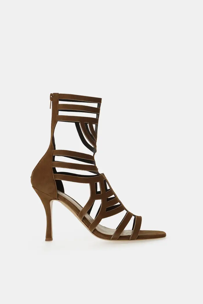 Sandali con tacco alto e cinturini geometrici