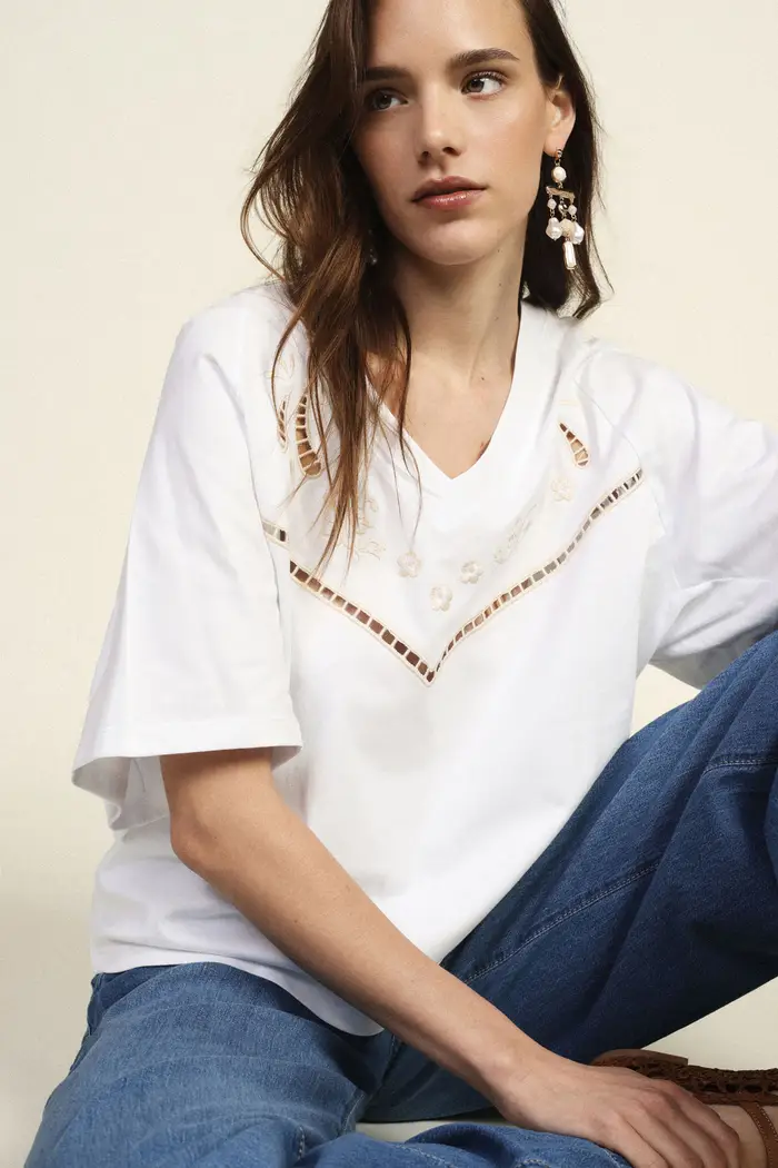 T-shirt con ricamo geometrico e maniche corte