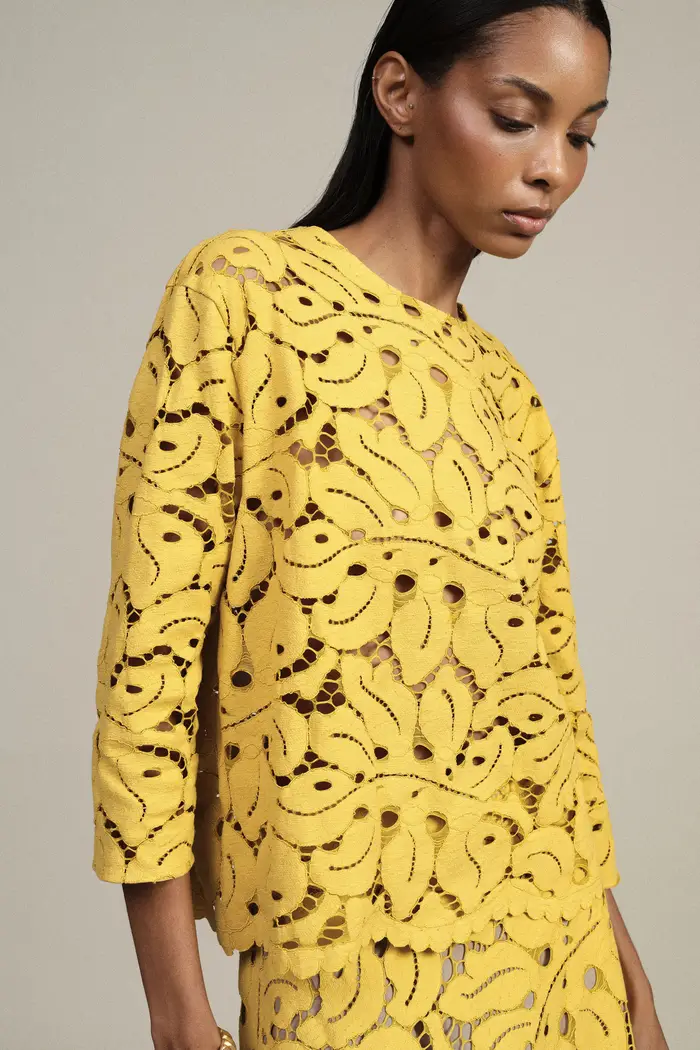 Top traforato con maniche 3/4 e motivo floreale miniatura 4