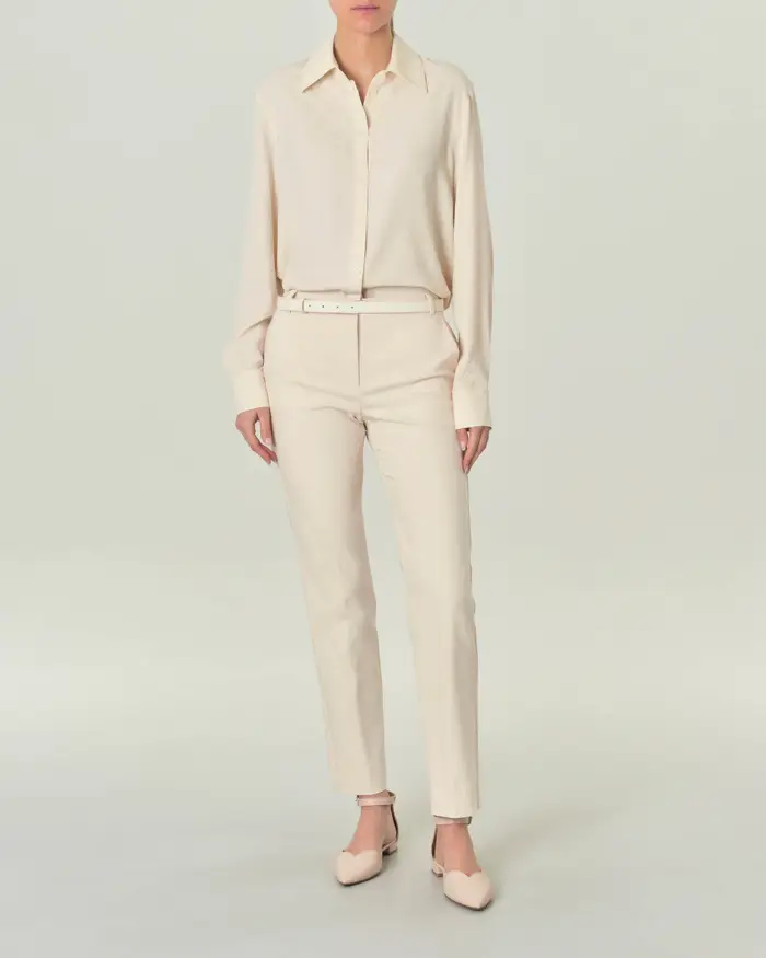 Pantaloni color latte in tessuto di misto cotone stretch con piega stirata fronte e retro