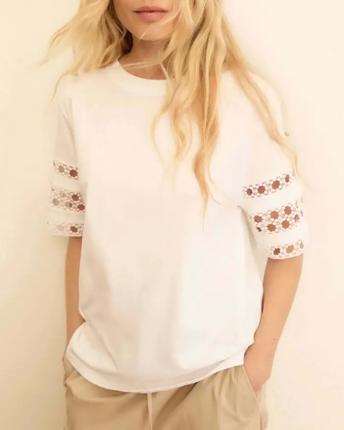 Emme Marella T-shirt girocollo bianca in jersey con intarsio ricamato sulle maniche