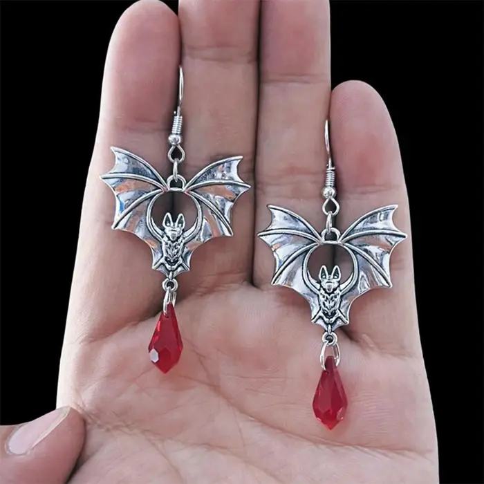 Orecchini pipistrello vampiro gotico Orecchini pendenti in cristallo rosso scuro retrò per donna Uomo Moda Strega Gioielli Accessori di Halloween Regali argento