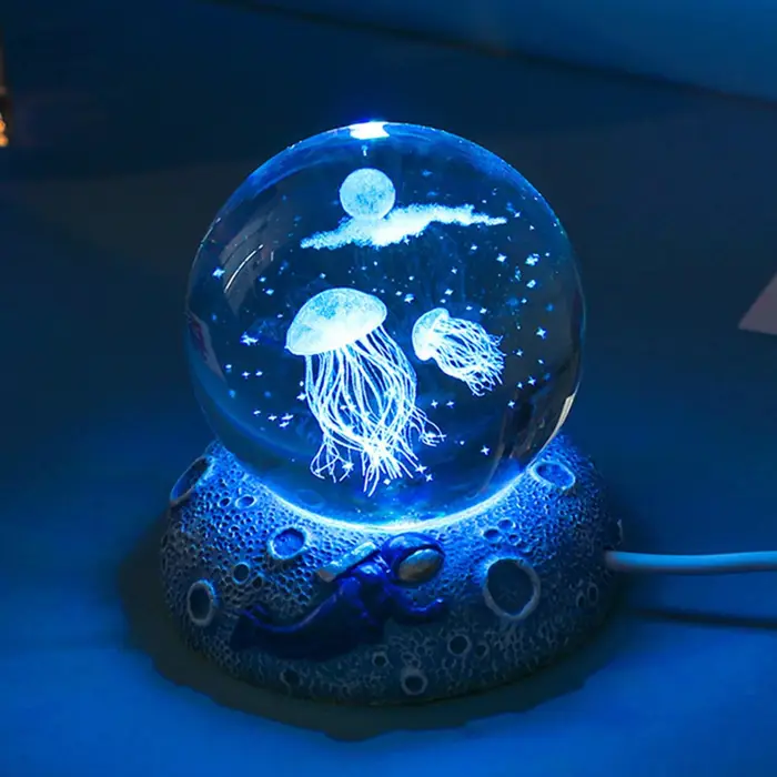 Luci notturne con sfera di cristallo 3D Incandescente medusa marina Astronauta Alimentazione USB Lampada da comodino calda Lampada da notte regalo per bambini di Natale
