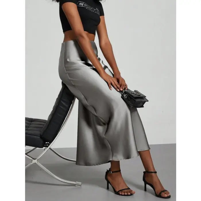 Gonna da donna temperamento elegante in raso dalla texture setosa, gonna snellente S colore grigio chiaro