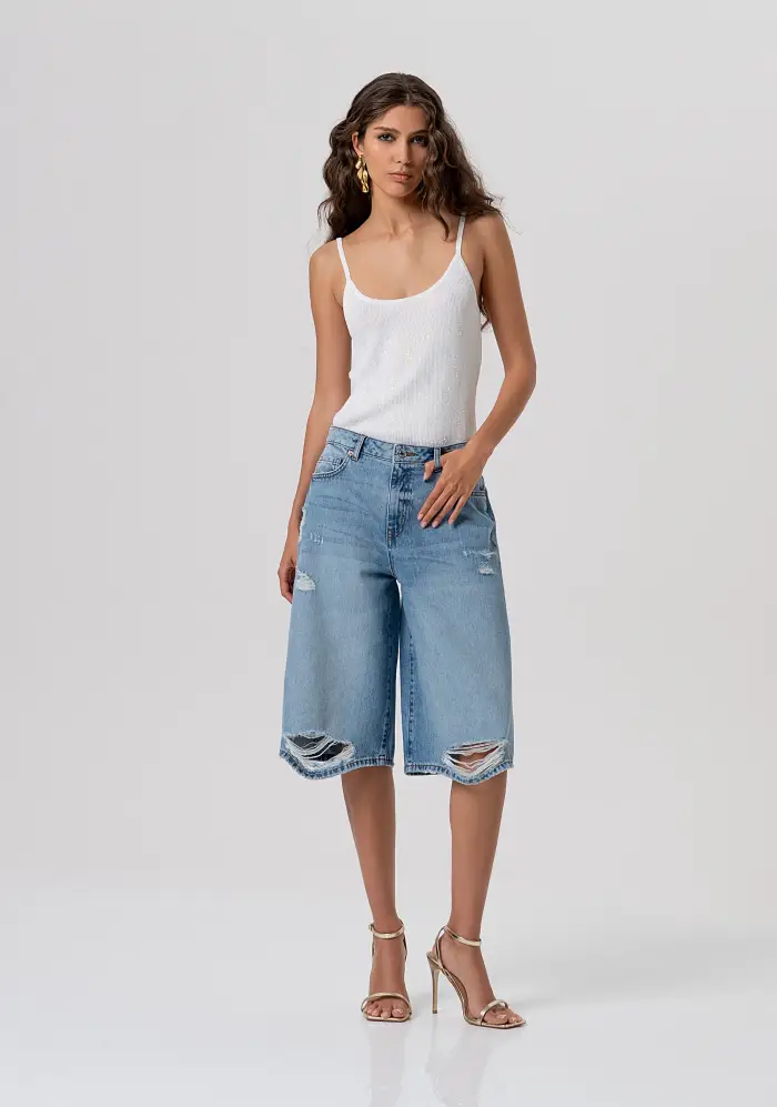 Bermuda regular in denim con lavaggio medio e strappi