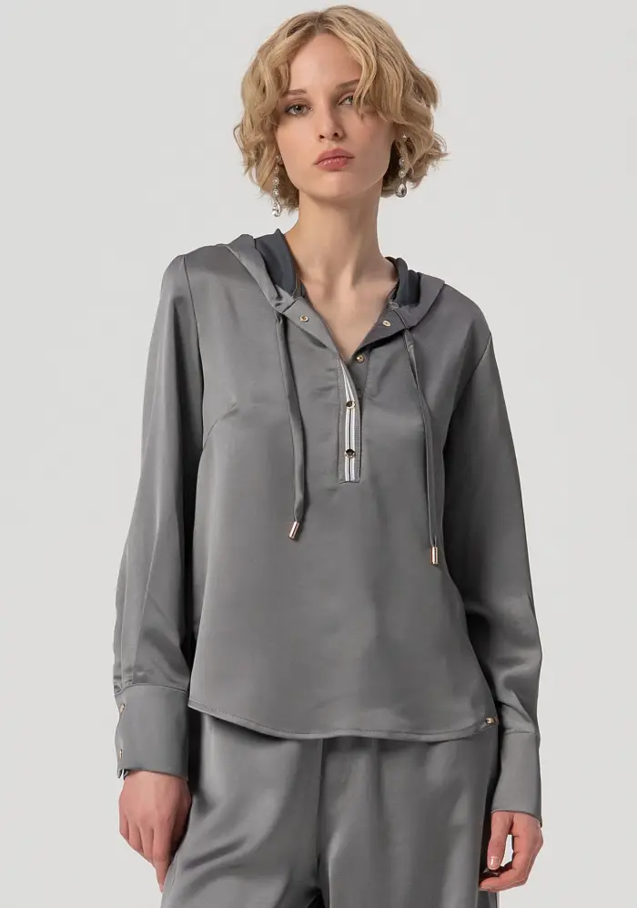 Blusa regular in raso con cappuccio