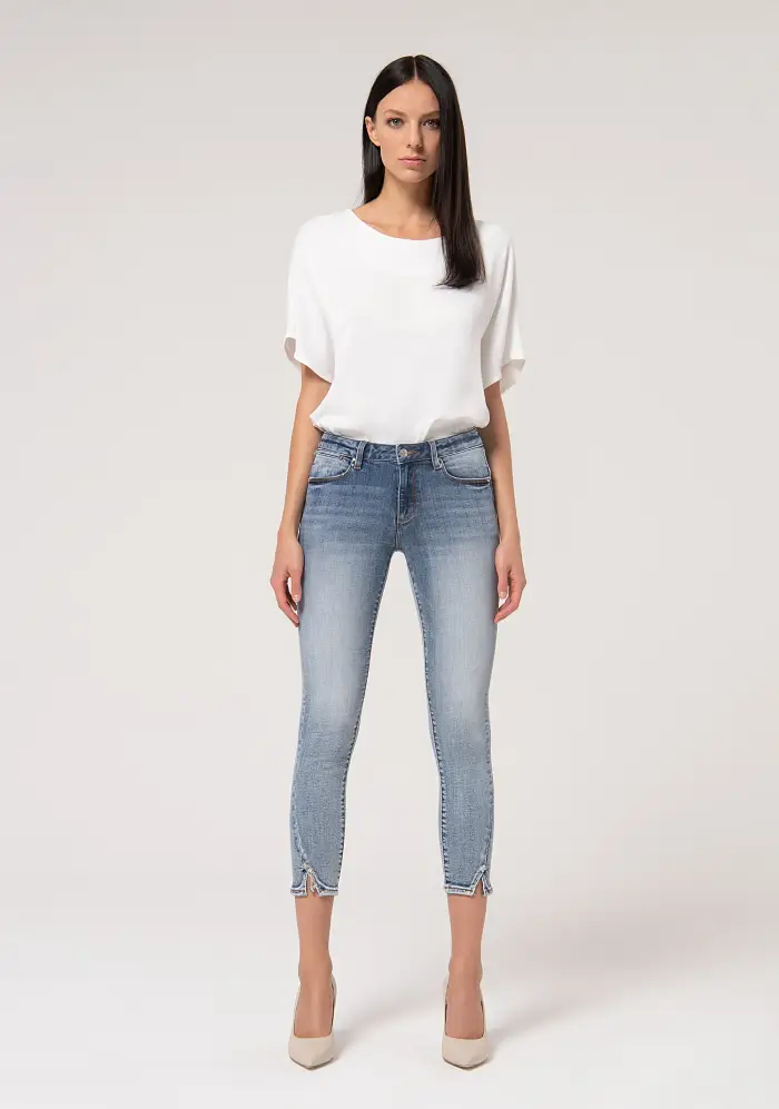 Jeans cropped effetto shape up in denim con lavaggio bleached