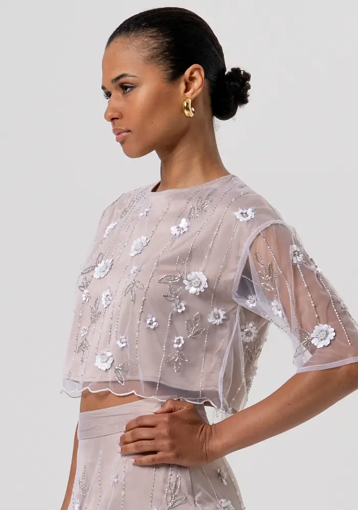 Top cropped in tulle con fiori e strass applicati