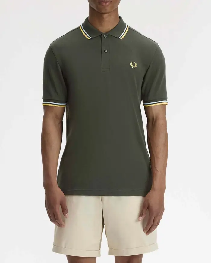 Polo Fred Perry verde militare mezza manica con bordino giallo e bianco