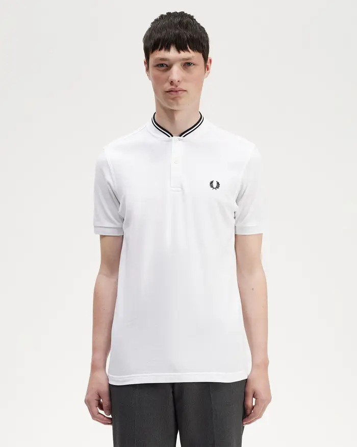 Polo mezza manica bianca con colletto a coreana e bordino nero