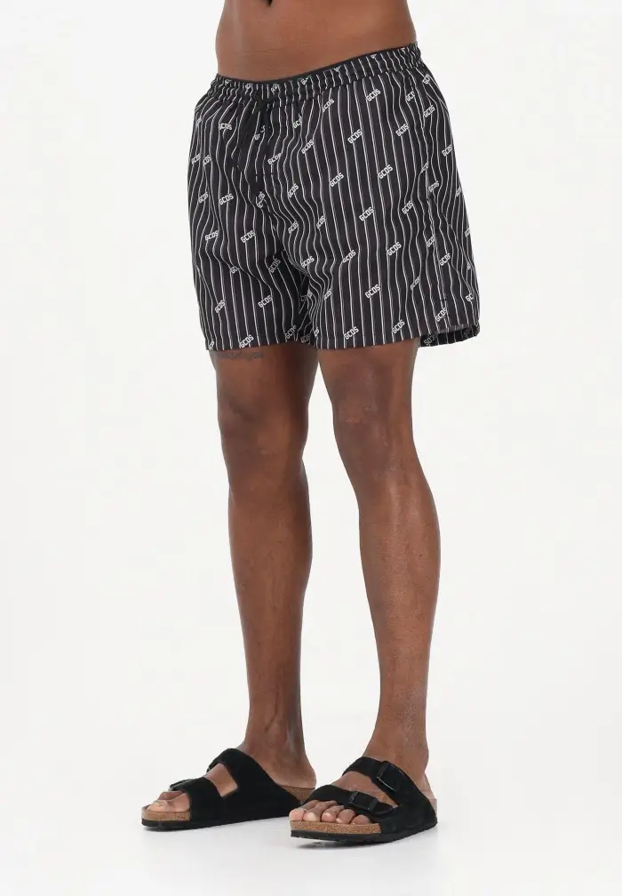 GCDS Shorts mare nero da uomo con stampa rigata e logo all-over