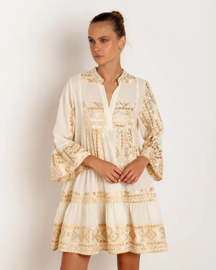 Abito corto avorio Greek Archaic Kori in cotone con ricami dorati, maniche tre quarti a campana e gonna a balze