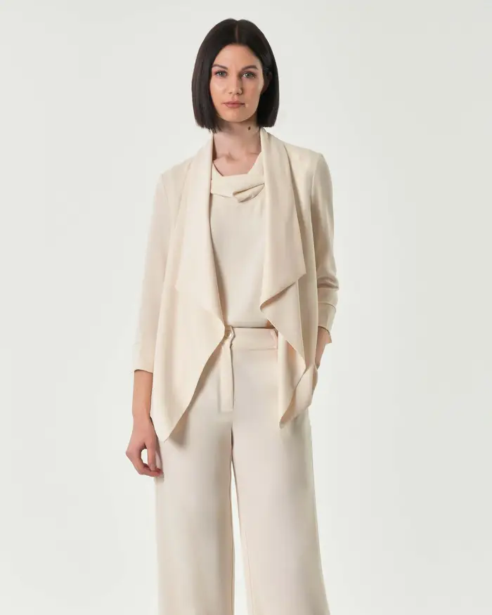 Blazer color burro in crêpe con scollo sciallato e maniche tre quarti