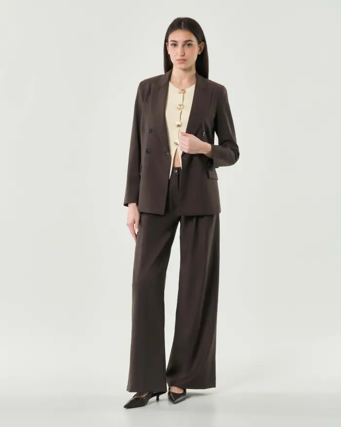 Hlo! Blazer marrone doppiopetto con spalline strutturate e tasche frontali con patta