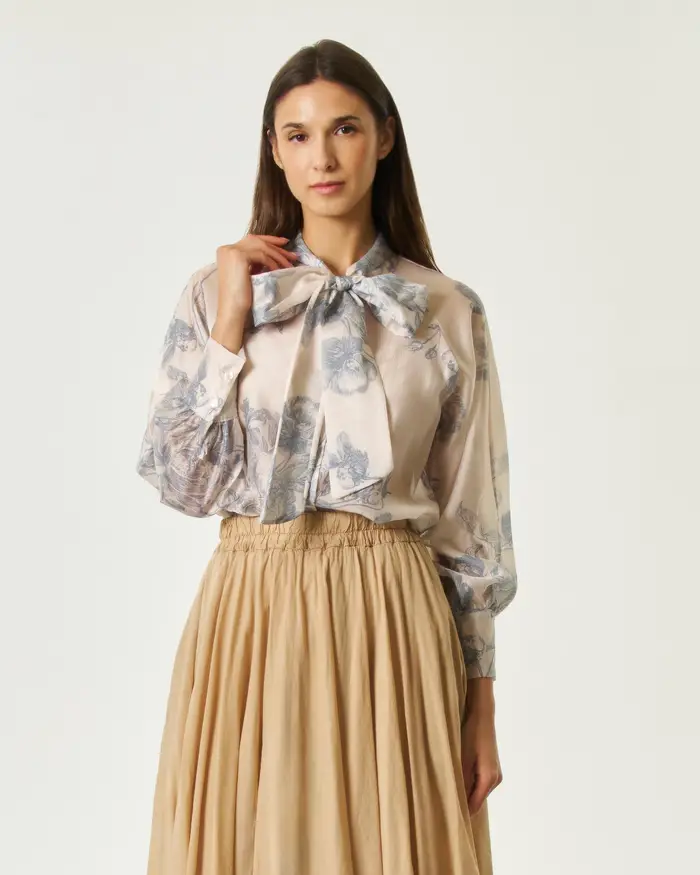 Hlo! Blusa avorio in tencel a stampa toile de jouy azzurra con fusciacca e maniche raglan