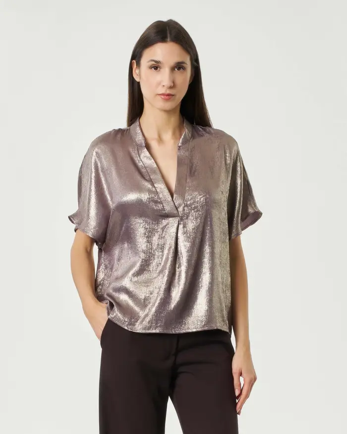 Hlo! Blusa viola in tessuto laminato con scollo a V e maniche ad aletta