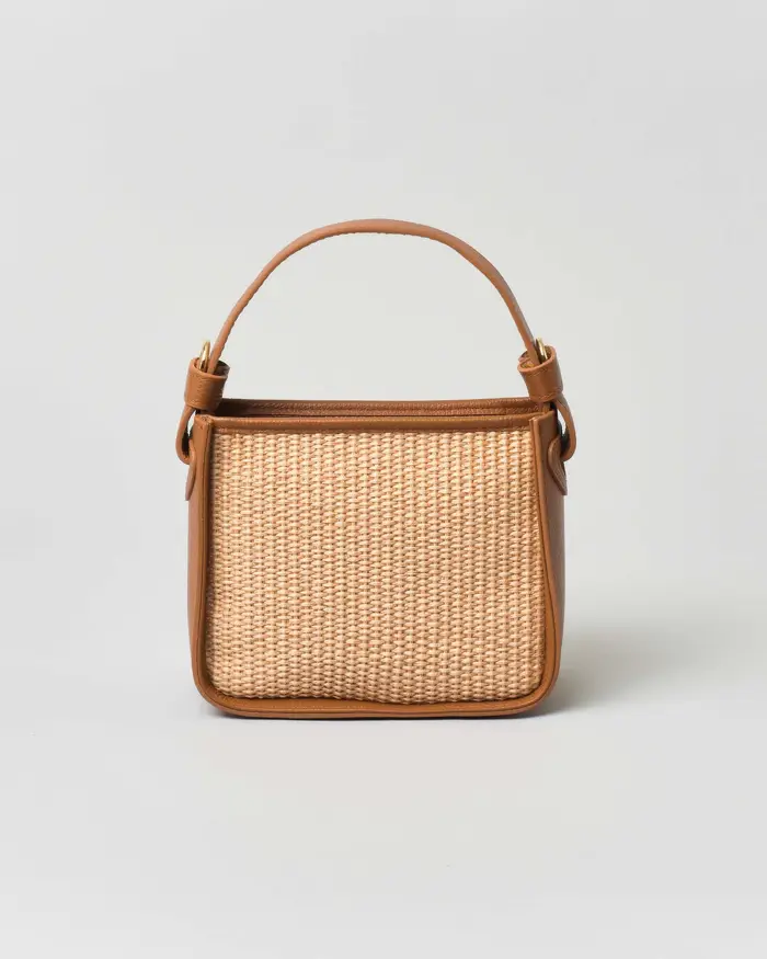 Borsa a mano piccola in raffia con profili e tracolla in pelle color cuoio