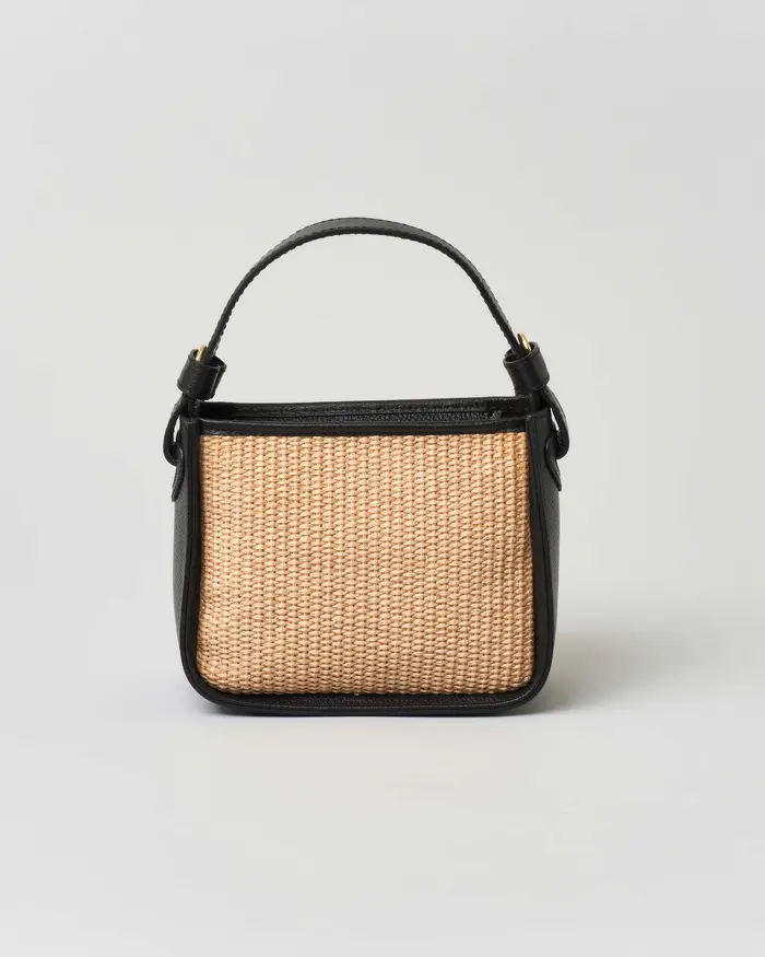 Borsa a mano piccola in raffia con profili e tracolla in pelle nera
